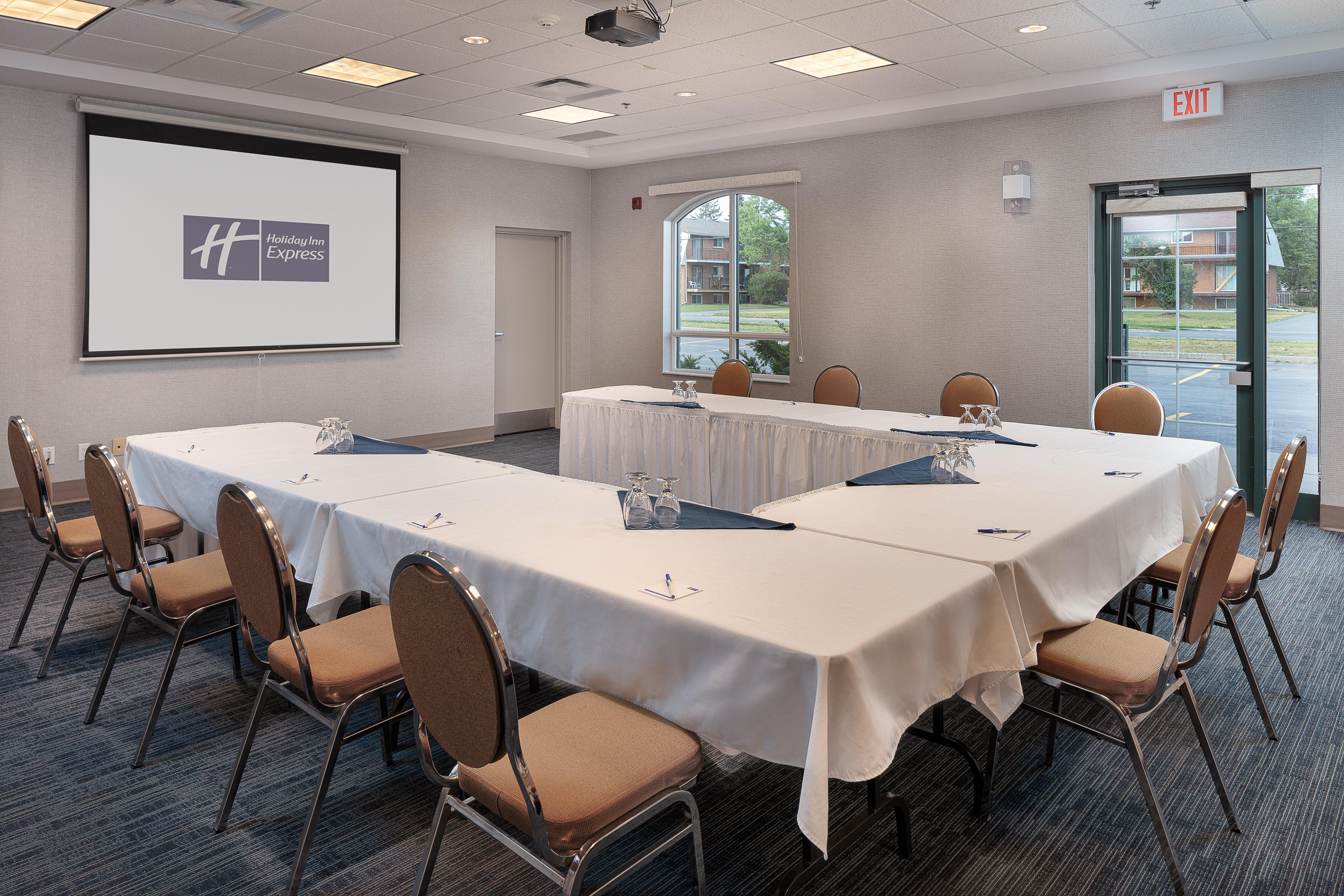 Holiday Inn Express & Suites - Belleville By Ihg Dış mekan fotoğraf