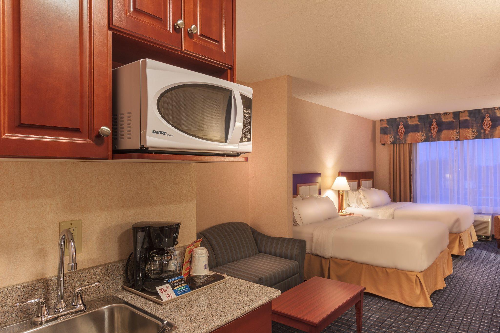 Holiday Inn Express & Suites - Belleville By Ihg Dış mekan fotoğraf