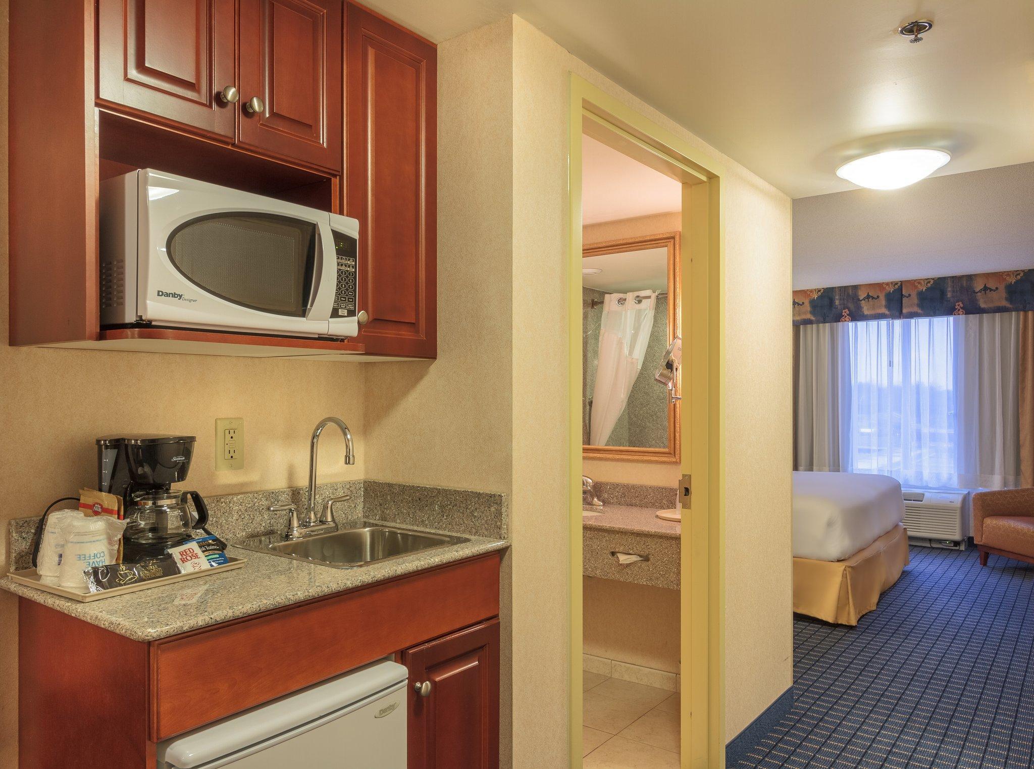 Holiday Inn Express & Suites - Belleville By Ihg Dış mekan fotoğraf